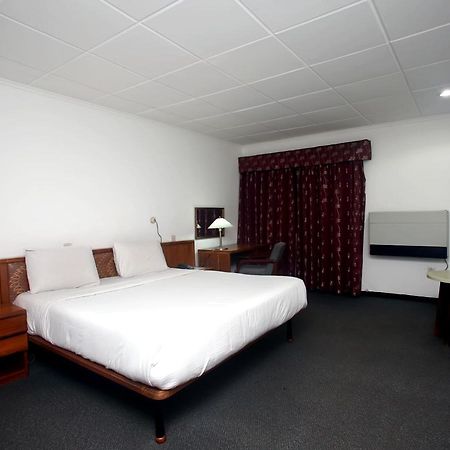 Lagos Travel Inn Ikeja Esterno foto