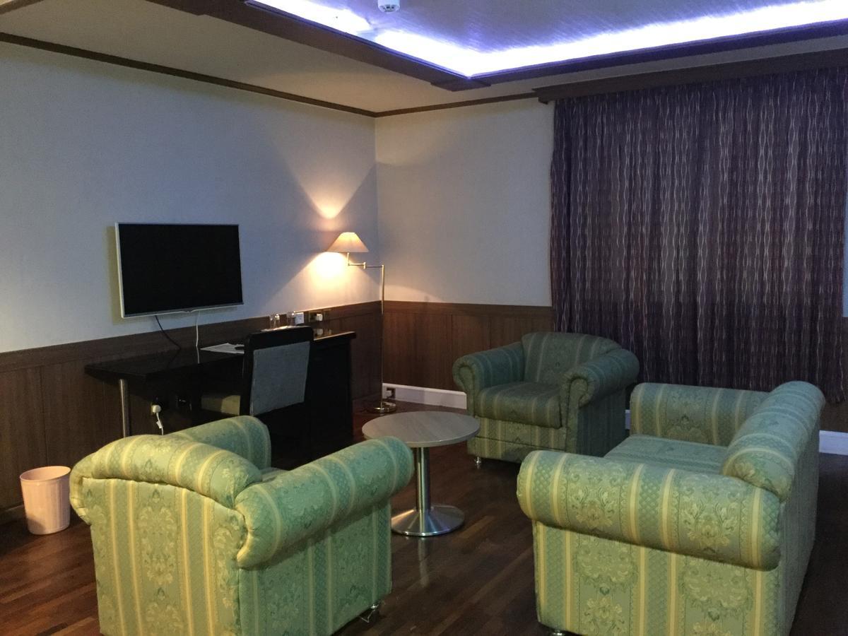 Lagos Travel Inn Ikeja Esterno foto