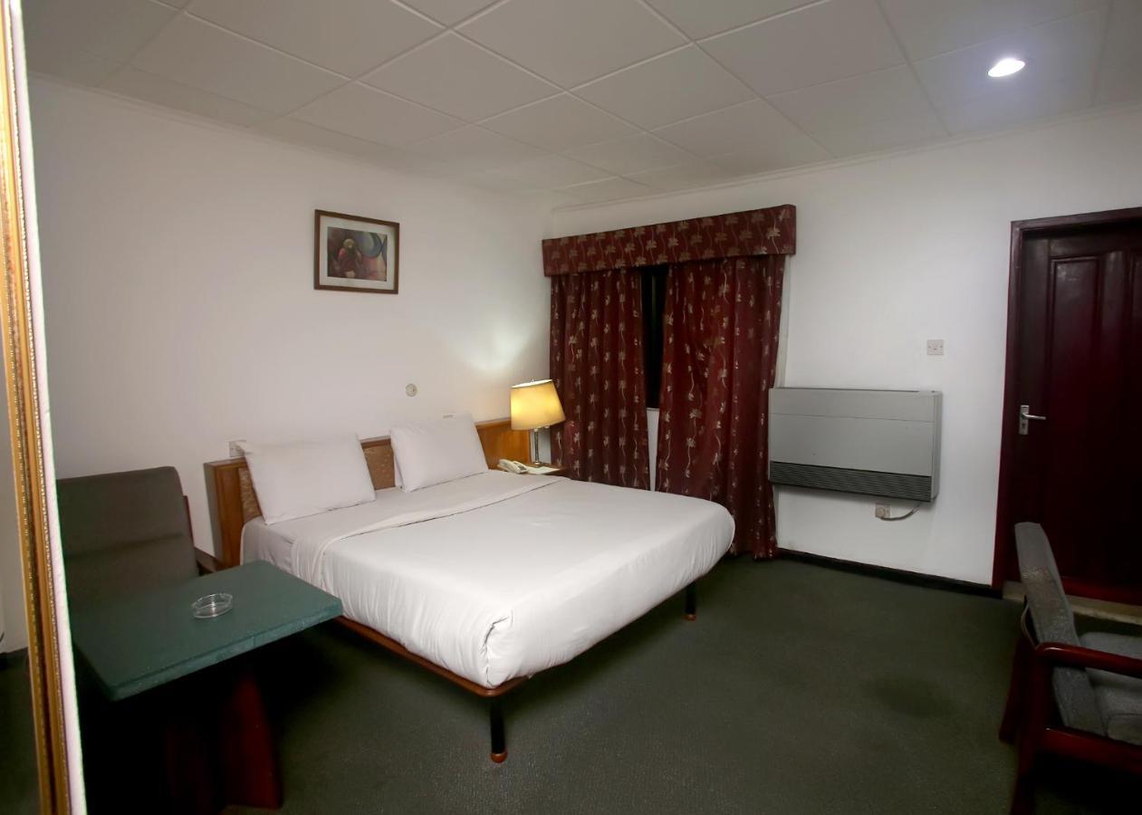 Lagos Travel Inn Ikeja Esterno foto