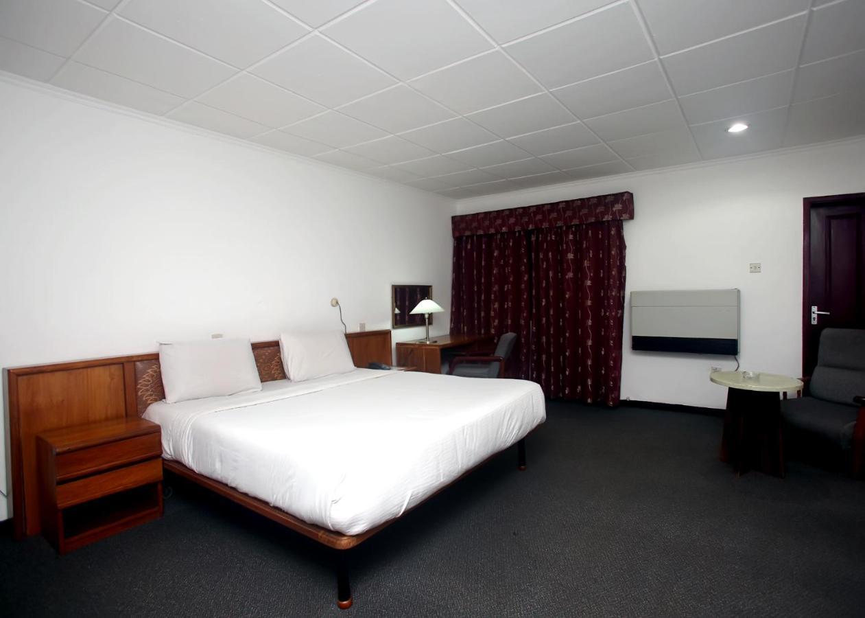 Lagos Travel Inn Ikeja Esterno foto